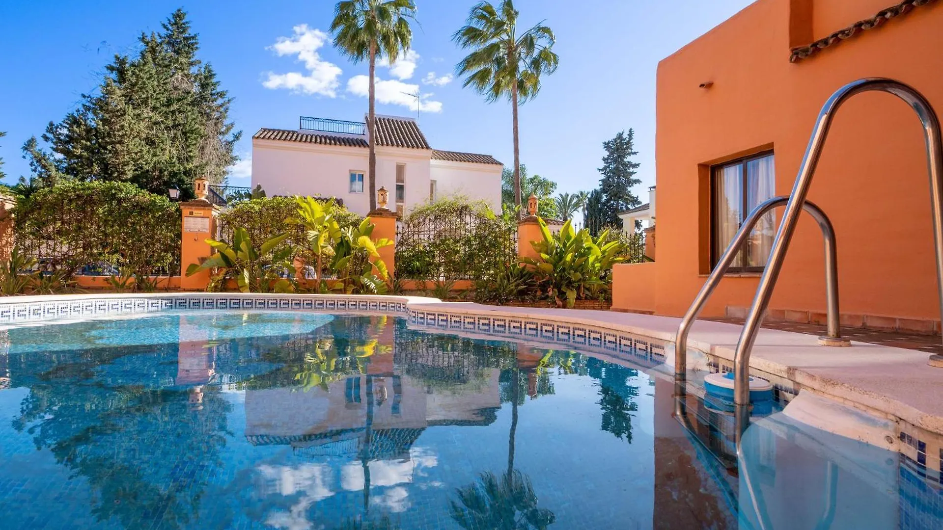 Luxury Apartment Paraiso Beach Estepona 0*,  Espanha